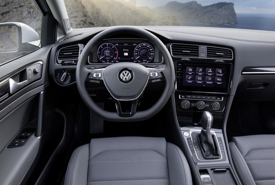 Панель приборов Volkswagen Golf TDI Variant 2017 года  (WW) (фото 5 из 31)